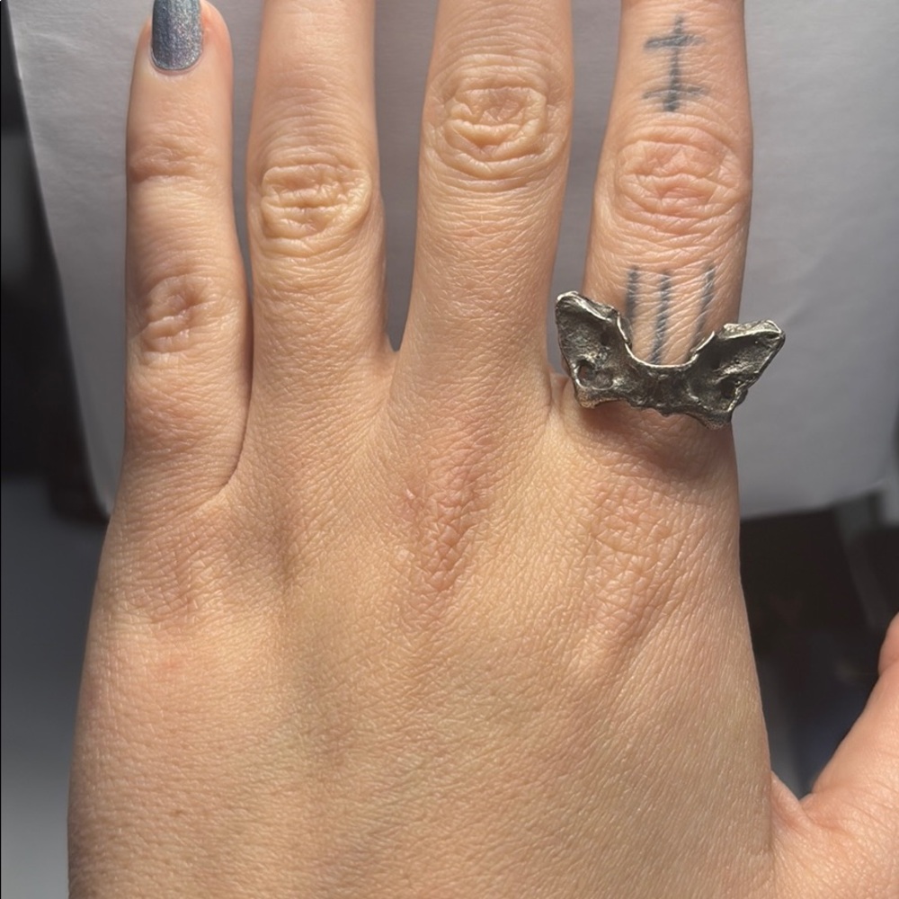Mink bone silvertone ring sz 7